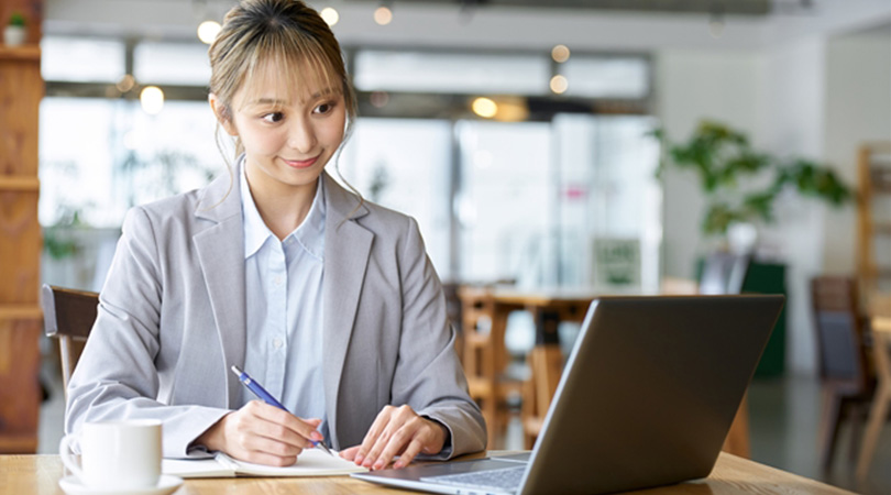 eラーニングシステムで勉強するイメージ画像